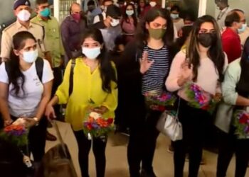 യുക്രൈനില്‍ നിന്നുള്ള ആദ്യ മലയാളി വിദ്യാര്‍ത്ഥി സംഘം കൊച്ചിയിലെത്തി; യുദ്ധമുഖത്തു നിന്നും സ്വന്തം നാട്ടിലെത്തിയ സന്തോഷത്തില്‍ വിദ്യാര്‍ത്ഥികള്‍; സര്‍ക്കാരുകളുടെ ഇടപെടല്‍ മികച്ചതായിരുന്നുവെന്ന് വിദ്യാര്‍ത്ഥികള്‍