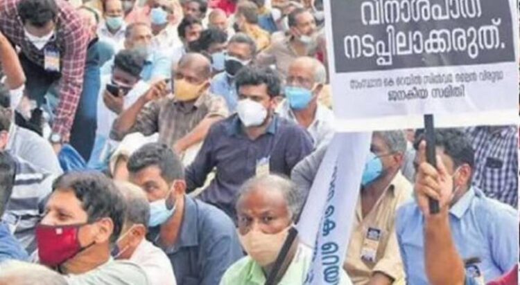 കോട്ടയം നട്ടാശേരിയില്‍ സില്‍വര്‍ ലൈന്‍ വിരുദ്ധ സമരത്തില്‍ പങ്കെടുത്ത 175 പേര്‍ക്കെതിരെ കേസ്; സില്‍വര്‍ ലൈന്‍ സര്‍വേ കല്ലിടാന്‍ ഇന്നും നട്ടാശേരിയില്‍ ഉദ്യോഗസ്ഥരെത്തി, സംഘര്‍ഷങ്ങളുണ്ടായാല്‍ തടയാന്‍ വന്‍ പൊലീസ് സന്നാഹം