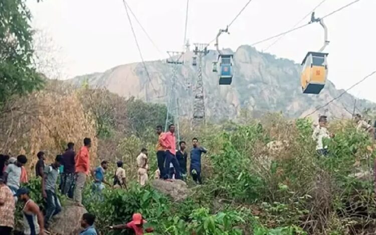 ജാര്ഖണ്ഡില് കേബിള് കാര് കൂട്ടിയിടിച്ച് അപകടം; മരണം മൂന്നായി; 14 പേരെ ഇനിയും രക്ഷപ്പെടുത്താനുണ്ട്; രക്ഷാപ്രവര്ത്തനം പുരോഗമിക്കുന്നു