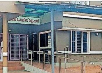 കുറ്റകൃത്യങ്ങള്‍ വര്‍ധിച്ചു; വാസ്തുവാണ് പ്രശ്നമെന്ന് നിഗമനം; ഒടുവില്‍ പരിഹാരക്രിയയും നടത്തി, കവാടത്തിന് മുന്നില്‍ നിന്ന തൂണ് മാറ്റി സ്ഥാപിച്ചു; സംഭവം ചേര്‍പ്പ് പൊലീസ് സ്റ്റേഷനില്‍