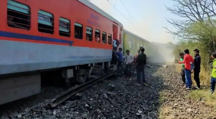 ആന്ധ്രയില്‍ യാത്രക്കാര്‍ക്കിടയിലേക്ക് ട്രെയിന്‍ പാഞ്ഞ് കയറി ഏഴ് മരണം