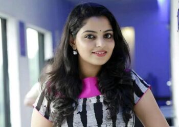 അവള് എന്തും കഴിക്കും, നാളെ ആടു മേക്കാന്‍ പോകാനുള്ള ടീമാണ്; നടി നിഖില വിമലിനെതിരെ സൈബര്‍ ആക്രമണം