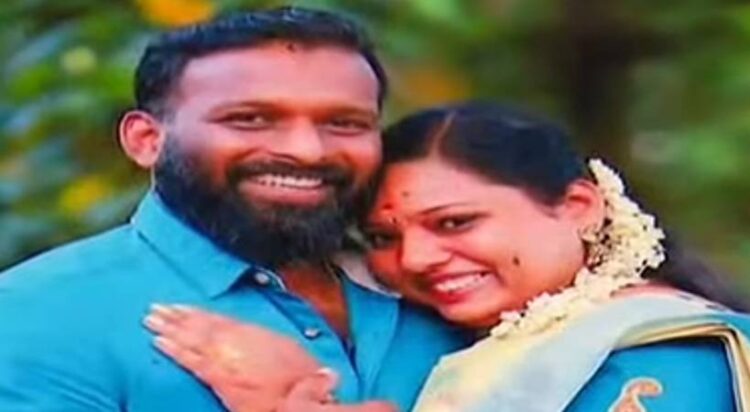 തൃശൂരില് നവവധു മരിച്ചത് കുഴഞ്ഞു വീണല്ല; സ്ത്രീധന പീഡനം നടന്നുവെന്ന് മാതാപിതാക്കള്, വഴിത്തിരിവാകുന്ന തെളിവുകള് പുറത്ത്
