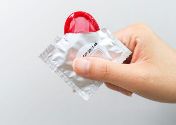 ഗർഭിണിയാകാൻ കാമുകന്റെ ഗർഭനിരോധന ഉറയിൽ തുളയിട്ടു; യുവതിയെ മോഷ്ടാവായി പ്രഖ്യാപിച്ച് ജയിലിലടച്ച് കോടതി