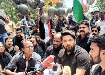 കറുപ്പ് വസ്ത്രമണിഞ്ഞ്, കറുപ്പ് ബലൂണുമായി യൂത്ത് കോണ്ഗ്രസ് പ്രതിഷേധം’; കരിങ്കൊടി കണ്ടാല് ഉടഞ്ഞ് പോകുന്ന വിഗ്രഹമാണോ മുഖ്യമന്ത്രി, അദ്ദേഹം പുറത്തിറങ്ങിയാല് ജനങ്ങള് ബുദ്ധിമുട്ടുന്ന അവസ്ഥ; പരിഹസിച്ച് ഷാഫി പറമ്പില്