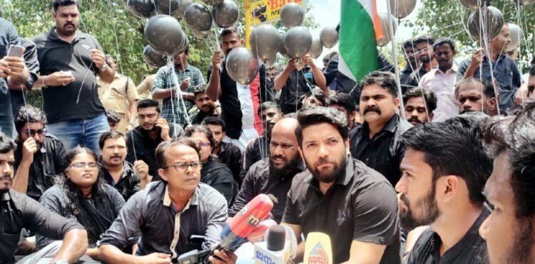 കറുപ്പ് വസ്ത്രമണിഞ്ഞ്, കറുപ്പ് ബലൂണുമായി യൂത്ത് കോണ്‍ഗ്രസ് പ്രതിഷേധം’; കരിങ്കൊടി കണ്ടാല്‍ ഉടഞ്ഞ് പോകുന്ന വിഗ്രഹമാണോ മുഖ്യമന്ത്രി, അദ്ദേഹം പുറത്തിറങ്ങിയാല്‍ ജനങ്ങള്‍ ബുദ്ധിമുട്ടുന്ന അവസ്ഥ; പരിഹസിച്ച് ഷാഫി പറമ്പില്‍