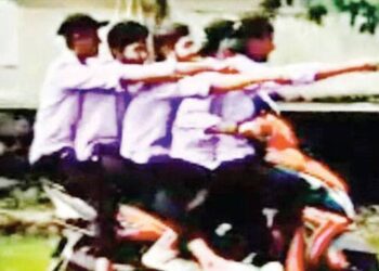 ലേലു അല്ലൂ, ലേലു അല്ലൂ, ലേലു അല്ലൂ; ഇനി മേലില് ഇതാവര്ത്തിക്കുകയില്ല സാറേ; ഒരു സ്കൂട്ടറില് അഞ്ച് വിദ്യാര്ത്ഥികള് ഒരുമിച്ച് യാത്ര, വിരുതന്മാരെക്കൊണ്ട് പ്രതിജ്ഞ ചൊല്ലിച്ച് മോട്ടോര് വാഹന വകുപ്പ്; ലൈസന്സ് സസ്പെന്ഡ് ചെയ്തു