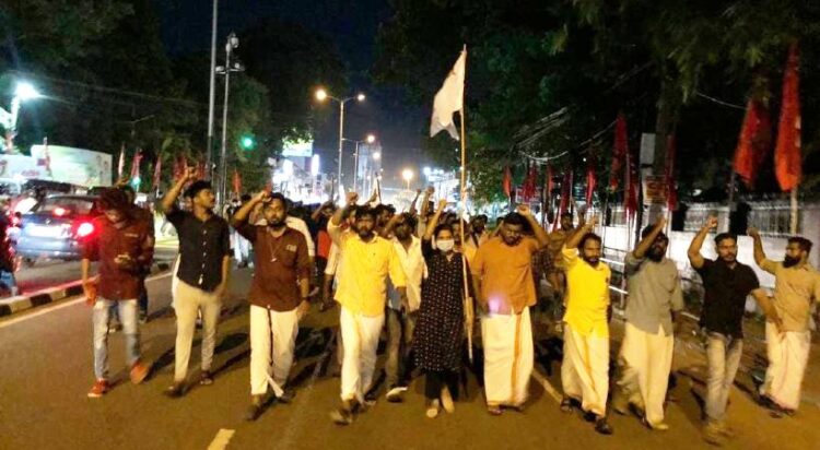 രാത്രി വൈകിയും ഏറ്റുമുട്ടി പ്രവര്ത്തകര്; വിമാനത്തിലുണ്ടായ പ്രതിഷേധത്തിന് പിന്നാലെ തുടര്ക്കഥയായി അക്രമങ്ങള്, കോണ്ഗ്രസ് ഇന്ന് കരിദിനം ആചരിക്കും
