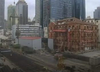 3800 ടണ് ഭാരമുള്ള കെട്ടിടം ‘നടന്നുനീങ്ങി’; ഷാങ്ഹായി നഗരത്തെ ഞെട്ടിച്ച ദൗത്യത്തിന്റെ വിഡിയോ വൈറല്