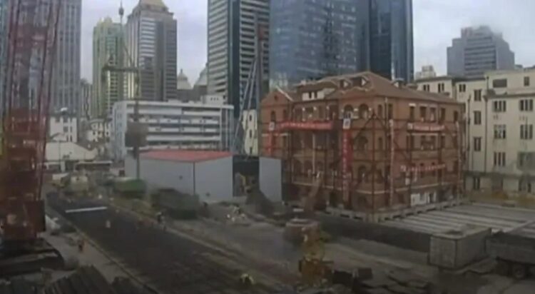 3800 ടണ് ഭാരമുള്ള കെട്ടിടം ‘നടന്നുനീങ്ങി’; ഷാങ്ഹായി നഗരത്തെ ഞെട്ടിച്ച ദൗത്യത്തിന്റെ വിഡിയോ വൈറല്