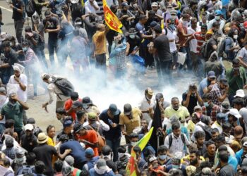 കൊളമ്പോ നഗരത്തില്‍ നിന്ന് പിന്മാറില്ല; സൈന്യത്തിന്റെ ആവശ്യം തള്ളി പ്രക്ഷോഭകര്‍; ഔദ്യോഗികമായി പ്രസിഡന്റ് രാജി സമര്‍പ്പിക്കുന്നത് വരെയെങ്കിലും പ്രസിഡന്റിന്റെ ഔദ്യോഗിക വസതിയില്‍ നിന്ന് പിന്മാറില്ലെന്ന് പ്രക്ഷോഭകര്‍