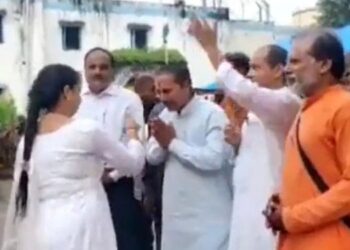 ബില്‍ക്കിസ് ബാനു കേസ്: ജയില്‍ മോചിതരായ പ്രതികള്‍ക്ക് മധുരം നല്‍കിയും മാലയിട്ടും സ്വീകരണം