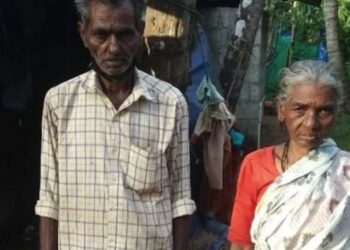 കൂട്ടിക്കൊണ്ടുപോകാൻ മാതാപിതാക്കൾ വരുമെന്ന പ്രതീക്ഷ അവസാനിച്ചു;  മൂന്ന് കുരുന്നുകളെ ചേർത്തുപിടിച്ച് ഈ വൃദ്ധ ദമ്പതികൾ