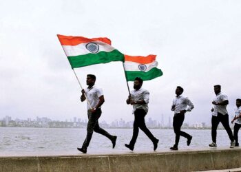 ലോകം ഉറങ്ങികിടക്കുന്ന ആ അര്‍ദ്ധരാത്രി; ഇന്ത്യ അതിന്റെ ജീവിതത്തിലേക്കും സ്വാതന്ത്ര്യത്തിലേക്കും ഉണർന്ന 1947 ആഗസ്റ്റ് 15; സ്വാതന്ത്ര്യ സ്മൃതികള്‍ക്ക് ഇന്ന് 75 വര്‍ഷം; ത്രിവര്‍ണ പ്രഭയില്‍ രാജ്യം;