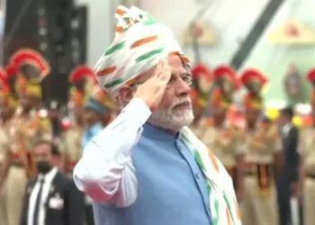 രാജ്യം സ്വതന്ത്രമായതിന്റെ 75-ാം വാർഷികം ആഘോഷിക്കുന്ന വേളയിൽ ഇത്തവണയും വേഷവിധാനത്തിൽ വ്യത്യസ്തത പുലർത്തി പ്രധാനമന്ത്രി നരേന്ദ്ര മോഡി