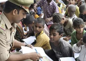 പഠിച്ച് വളരട്ടെ! ഒഴിവ് സമയം യാചകരായ കുട്ടികള്‍ക്ക് അക്ഷര വെളിച്ചം പകര്‍ന്ന് പോലീസുകാരന്‍: കാക്കിയണിഞ്ഞ അധ്യാപകന് കൈയ്യടിച്ച് സോഷ്യല്‍ ലോകം