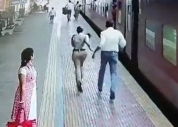 ഓടുന്ന ട്രെയിനിലേക്ക് കേറാന്‍ ശ്രമം: ട്രെയിനടിയില്‍പ്പെടാതെ താഴെ വീണ അമ്മയെയും മകനെയും രക്ഷിച്ച് വനിതാ ഉദ്യോഗസ്ഥ; അഭിനന്ദിച്ച് റെയില്‍വേ