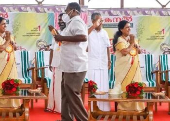 പോലീസിൽ അല്ല, സെക്രട്ടേറിയേറ്റ് കൺടോൺമെന്റ് ഗേറ്റിൽ ട്രാഫിക് നിയന്ത്രിച്ചും മന്ത്രിമാർക്കും സല്യൂട്ട് അടിച്ച് കരീം; പ്രിയപ്പെട്ട കരീമിക്കയ്ക്ക് സല്യൂട്ട് നൽകി മുഖ്യമന്ത്രി പിണറായി വിജയനും