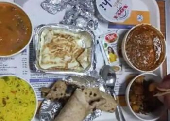 ‘വൃത്തിയായി സെര്‍വ് ചെയ്ത രുചികരമായ ഭക്ഷണം’, ട്രെയിനിലെ ഭക്ഷണത്തെ കുറിച്ച് മന്ത്രി; പിന്നാലെ പ്രതിഷേധപ്പെരുമഴ