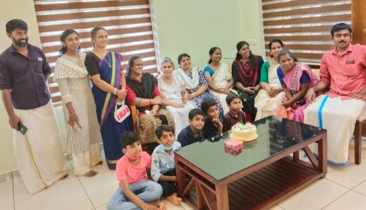 അധ്യാപക ദിനാചരണം 2022; മാങ്ങാനം എൽ പി സ്കൂളിന്റെ നേതൃത്വത്തിൽ മുൻ അധ്യാപികയായ സാലി ടീച്ചറിനെ ആദരിച്ചു