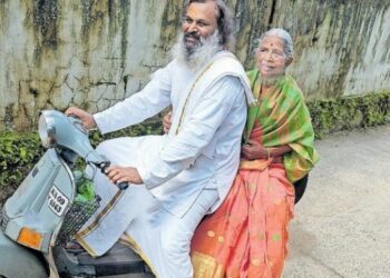 20 വർഷം പഴക്കമുള്ള സ്‌കൂട്ടറിൽ 72കാരിയായ അമ്മയെയും കൂട്ടി മകന്റെ ലോകം ചുറ്റൽ; ഇതുവരെ കണ്ടത് 4 രാജ്യങ്ങൾ! ഇപ്പോൾ കണ്ണനെ കാണാൻ ഗുരുവായൂരിൽ