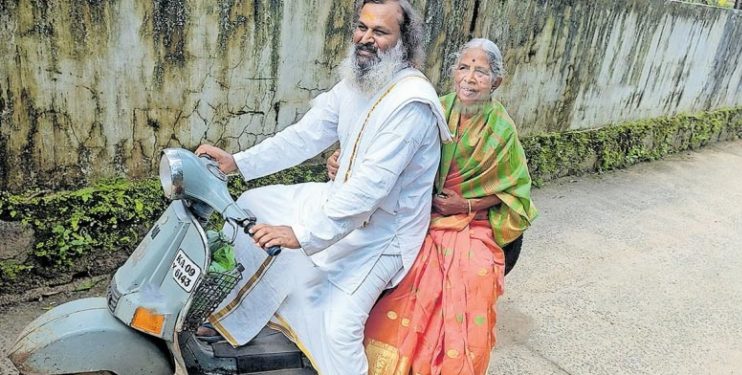 20 വർഷം പഴക്കമുള്ള സ്കൂട്ടറിൽ 72കാരിയായ അമ്മയെയും കൂട്ടി മകന്റെ ലോകം ചുറ്റൽ; ഇതുവരെ കണ്ടത് 4 രാജ്യങ്ങൾ! ഇപ്പോൾ കണ്ണനെ കാണാൻ ഗുരുവായൂരിൽ