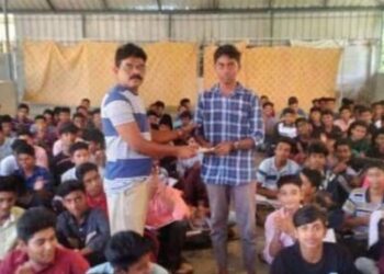 കളഞ്ഞുകിട്ടിയ പഴ്‌സ് തുറന്നപ്പോൾ നോട്ട് കെട്ടുകൾ; അധ്യാപകനെ ഏൽപ്പിച്ച് 10-ാം ക്ലാസുകാരൻ, ഉടമയെ തേടിപ്പിടിച്ച് തിരികെ ഏൽപ്പിച്ചു; മുഹമ്മദ് യാസിന് കൈയ്യടികൾ നൽകി നാട്