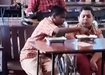 വിശന്ന് വലഞ്ഞിട്ടും ശാരീരിക വെല്ലുവിളി നേരിടുന്ന കൂട്ടുകാരനെ ഊട്ടി ആദര്‍ശ്; മനസ് നിറച്ച് വീഡിയോ