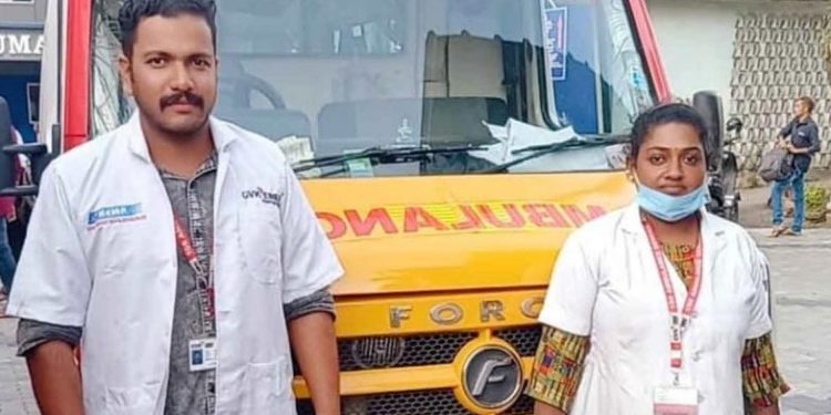 റെയിൽവേ പ്ലാറ്റ്ഫോമിലും കനിവിന്റെ കരുതൽ; റെയിൽവേ സ്റ്റേഷൻ പ്ലാറ്റ്ഫോമിൽ പ്രസവിച്ച യുവതിക്ക് രക്ഷകരായി ആംബുലൻസ് ജീവനക്കാർ