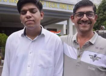 കാഴ്ചയില്ലാത്ത സോഫ്റ്റ്‌വെയർ എഞ്ചിനീയർക്ക് ജോലി ഓഫറുമായി മൈക്രോസോഫ്റ്റ്; 47 ലക്ഷം രൂപ ശമ്പളം, വികാര നിർഭരനായി പിതാവ്, യാഷ് സോങ്കിയയ്ക്ക് അഭിനന്ദന പ്രവാഹം