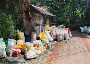 മാങ്ങാനം നരസിംഹസ്വാമി ക്ഷേത്രത്തിനു സമീപം വീടുകൾക്ക് മുൻപിൽ കുന്ന് കൂടി പ്ലാസ്റ്റിക് മാലിന്യം; ദുരിതത്തിൽ പരിസരവാസികൾ; പരാതികൾക്കും കേസിനും പുറകെ പോകാത്ത  ഇല്ലത്തെ തിരുമേനിക്കും കുടുംബത്തിനും ഇത് തീരാ ദുരിതം