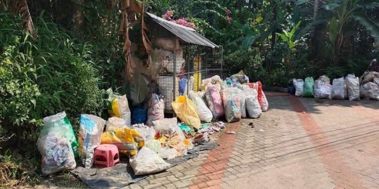 മാങ്ങാനം നരസിംഹസ്വാമി ക്ഷേത്രത്തിനു സമീപം വീടുകൾക്ക് മുൻപിൽ കുന്ന് കൂടി പ്ലാസ്റ്റിക് മാലിന്യം; ദുരിതത്തിൽ പരിസരവാസികൾ; പരാതികൾക്കും കേസിനും പുറകെ പോകാത്ത  ഇല്ലത്തെ തിരുമേനിക്കും കുടുംബത്തിനും ഇത് തീരാ ദുരിതം