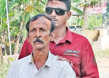 അപകടത്തിൽ കാഴ്ച ശക്തി നഷ്ടപ്പെട്ടു; മകനെ ചേർത്ത് പിടിച്ച് വഴിയോര കാഴ്ചകളും കഥകൾ പറഞ്ഞ് കൊടുത്തും പിതാവിന്റെ നടത്തം! തകർന്ന് പോയ മകന് ധൈര്യം കൊടുത്ത് ഷിബു