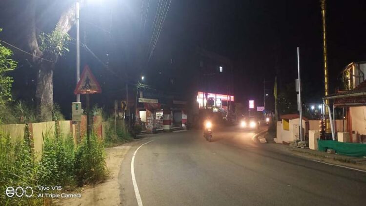 മാങ്ങാനം ഗുരുമന്ദിരത്തിനു സമീപം സ്ഥാപിച്ച മിനി മാസ്റ്റ് ലൈറ്റ് സ്വിച്ച് ഓൺ നടത്തി