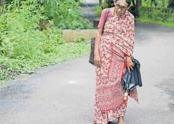 പ്രായം 65 പിന്നിട്ടിട്ടും കിലോമീറ്ററോളം നടന്ന് കുരുന്നുകൾക്ക് പാഠം ചൊല്ലികൊടുക്കും; നാരായണി ടീച്ചർക്ക് താമസിക്കാൻ സ്വന്തം ചെലവിൽ വാടക വീടൊരുക്കി പ്രവാസി, മാസം ഒരു തുകയും നൽകും