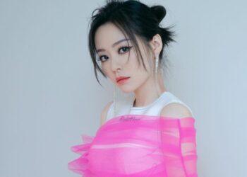 അമേരിക്കയിലെ പരിപാടിക്ക് പോകാന്‍ മുന്‍കൂറായി മനഃപൂര്‍വ്വം കോവിഡ് ബാധിതയായി; ചൈനീസ് ഗായികയ്ക്ക് എതിരെ സൈബര്‍ ആക്രമണം