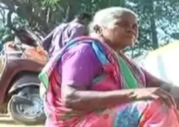 വര്‍ഷങ്ങളായി ക്ഷേത്ര മുറ്റത്ത് ഭിക്ഷയെടുത്ത് ജീവിതം;ഒടുവില്‍ 70കാരി ക്ഷേത്രത്തിലേക്ക് സംഭാവന ചെയ്തത് ഒരു ലക്ഷം രൂപ; ആദരിച്ച് അധികാരികള്‍