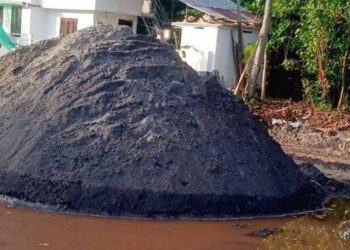 കൊല്ലത്തിന് കോളടിച്ചു…! ഓട നിര്‍മ്മിക്കാന്‍ കുഴിയെടുത്തപ്പോള്‍ കിട്ടിയത് കോടികള്‍ വിലമതിക്കുന്ന കരിമണല്‍