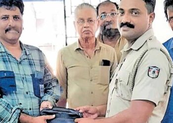 വാഹനങ്ങൾ കയറിയിറങ്ങി കീറിപ്പറഞ്ഞ ബാഗിൽ 15,000 രൂപ; അവകാശികളെ തേടി ഓട്ടോഡ്രൈവർമാർ, ഒടുവിൽ ഉടമയെ കണ്ട് കൈമാറി