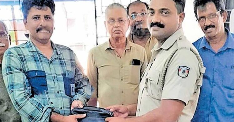 വാഹനങ്ങൾ കയറിയിറങ്ങി കീറിപ്പറഞ്ഞ ബാഗിൽ 15,000 രൂപ; അവകാശികളെ തേടി ഓട്ടോഡ്രൈവർമാർ, ഒടുവിൽ ഉടമയെ കണ്ട് കൈമാറി