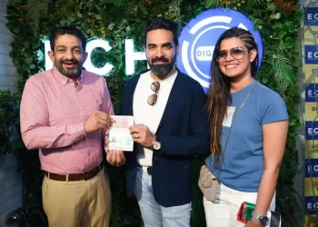 ഗോപി സുന്ദറിനും ഗോൾഡൻ വിസ; അമൃതയ്‌ക്കൊപ്പം എത്തി വിസ സ്വീകരിച്ച് താരം