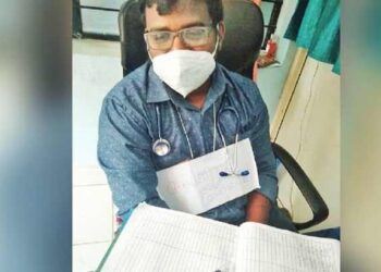 ‘മനുഷ്യത്വമില്ലാത്ത ഡോക്ടർ’; പ്ലക്കാർഡ് കഴുത്തിൽ തൂക്കിയിട്ട് ഒ.പിയിൽ എത്തി കാട്ടൂരിലെ ഡോക്ടർ; വ്യത്യസ്തമായ പ്രതിഷേധം അധിക്ഷേപത്തിന് എതിരെ