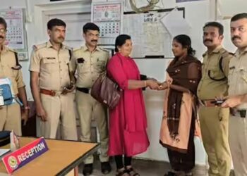 പത്ത് പവന്‍ സ്വര്‍ണവും പണവും അടങ്ങിയ പഴ്‌സ് റോഡില്‍: കണ്ണും മനസ്സും ചാഞ്ചാടിയില്ല, പഴ്‌സ് ഉടമയ്ക്ക് തിരിച്ചേല്‍പ്പിച്ച് മാതൃകയായി നെസി