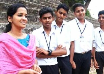 മുക്കുപണ്ടമാണെന്ന് കരുതി ആദ്യം കളയാന്‍ പോയി, പിന്നീട് പരിശോധിച്ചപ്പോള്‍ സ്വര്‍ണ്ണമാല, വഴിയില്‍ നിന്നും കിട്ടിയ സ്വര്‍ണ്ണമാല ഉടമയെ ഏല്‍പ്പിച്ച് വിദ്യാര്‍ത്ഥികള്‍, മാതൃക