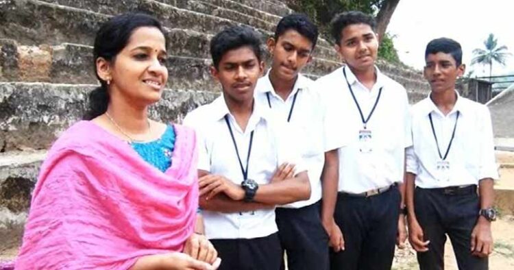 മുക്കുപണ്ടമാണെന്ന് കരുതി ആദ്യം കളയാന്‍ പോയി, പിന്നീട് പരിശോധിച്ചപ്പോള്‍ സ്വര്‍ണ്ണമാല, വഴിയില്‍ നിന്നും കിട്ടിയ സ്വര്‍ണ്ണമാല ഉടമയെ ഏല്‍പ്പിച്ച് വിദ്യാര്‍ത്ഥികള്‍, മാതൃക