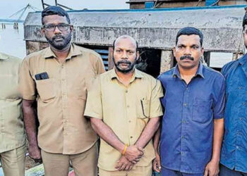 ഉല്ലാസ യാത്രയ്ക്കിടെ കുടുംബം സഞ്ചരിച്ച ശിക്കാരവള്ളം മുങ്ങി; വെള്ളത്തിന് മുകളില്‍ കൈക്കുഞ്ഞിനെ ഉയര്‍ത്തി പിടിച്ചു ഡ്രൈവര്‍, ഒന്‍പതുപേരെ രക്ഷപ്പെടുത്തി ജലഗതാഗത വകുപ്പ് ജീവനക്കാര്‍