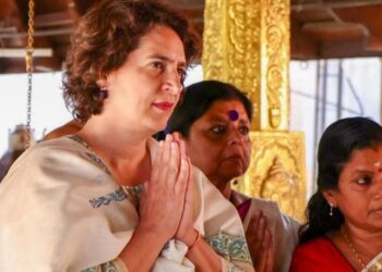 വയനാട് തെരഞ്ഞെടുപ്പ് ചൂടിൽ, പ്രചാരണം അവസാന ലാപ്പില്‍, ക്ഷേത്രത്തിലെത്തി പ്രാർത്ഥിച്ച് പ്രിയങ്ക