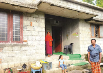 ചു​ഴ​ലി​ക്കാ​റ്റി​ൽ വീ​ടി​ന്‍റെ മേ​ൽ​ക്കൂ​ര പ​റ​ന്നു​പോ​യി; സ​ർ​ക്കാ​ർ സ​ഹാ​യം ക​ട​ലാ​സി​ലൊ​തു​ങ്ങി; ദു​രു​ത​ക്ക​യ​ത്തി​ൽ ഒ​രു​കു​ടും​ബം