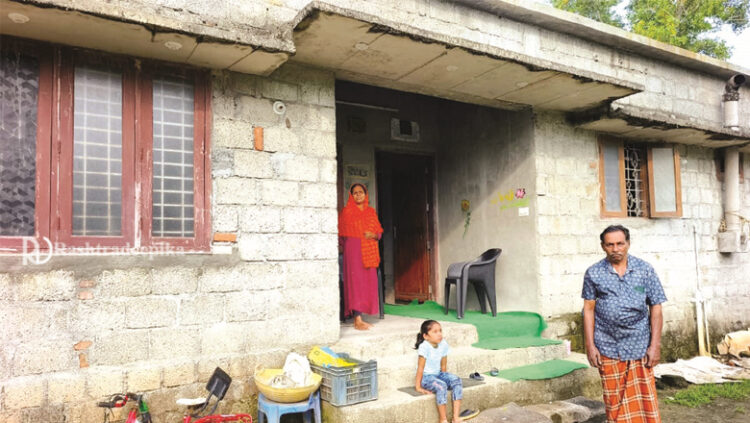 ചുഴലിക്കാറ്റിൽ വീടിന്റെ മേൽക്കൂര പറന്നുപോയി; സർക്കാർ സഹായം കടലാസിലൊതുങ്ങി; ദുരുതക്കയത്തിൽ ഒരുകുടുംബം