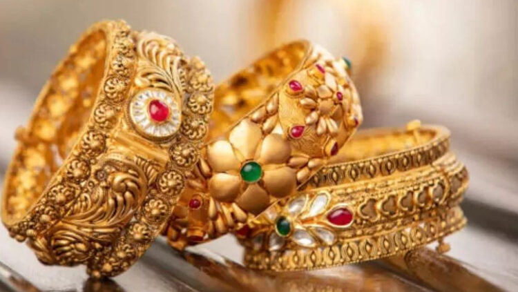 യു​ദ്ധം ആ​ളി​ക്ക​ത്തി​ക്കാ​ൻ ശ്ര​മം ന​ട​ത്തി ജോ​ബൈ​ഡ​ൻ; ഇ​ടി​ഞ്ഞ സ്വ​ർ​ണ​വി​ല കു​തി​ച്ചു ക​യ​റു​ന്നു; പ​വ​ന് 57,800 രൂ​പ